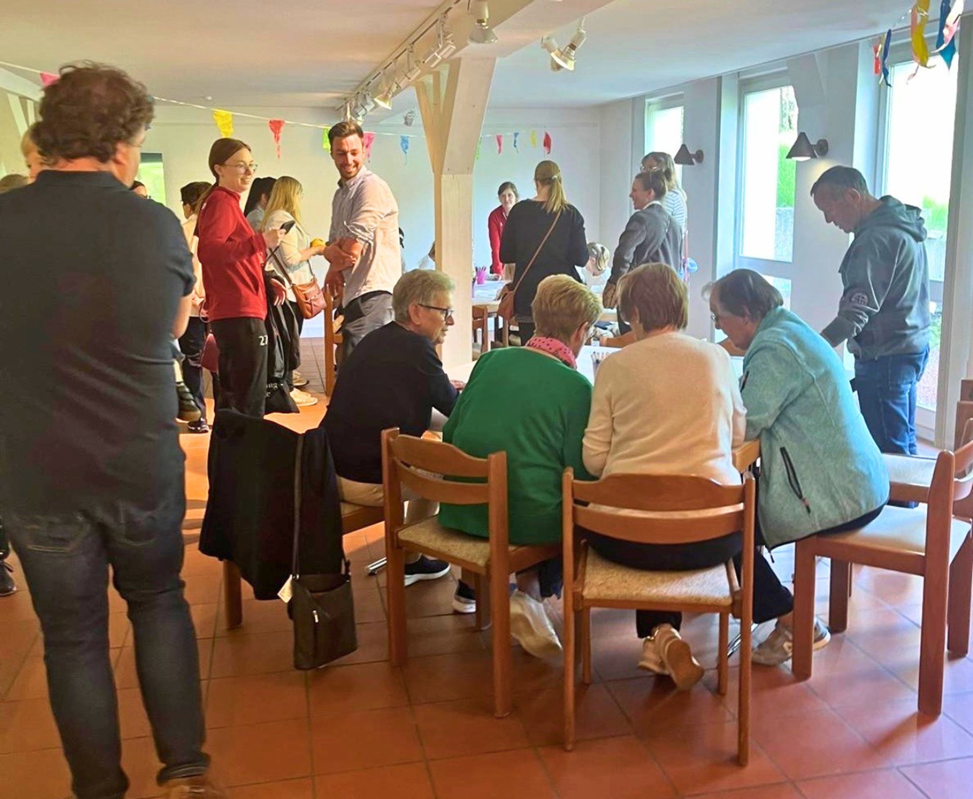 eine Gruppe junger und alter Menschen