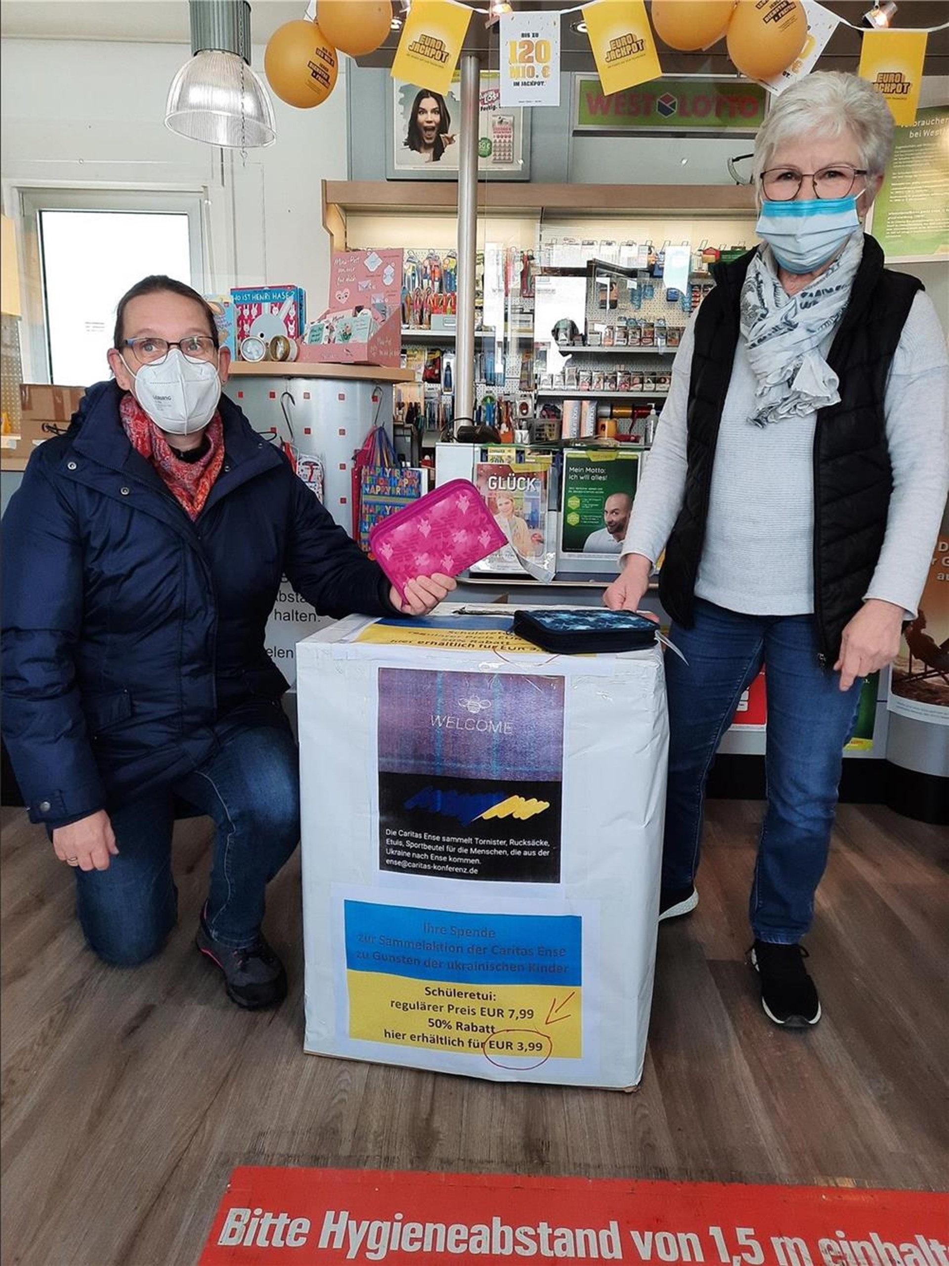 zwei Frauen in einem Schreibwarenladen