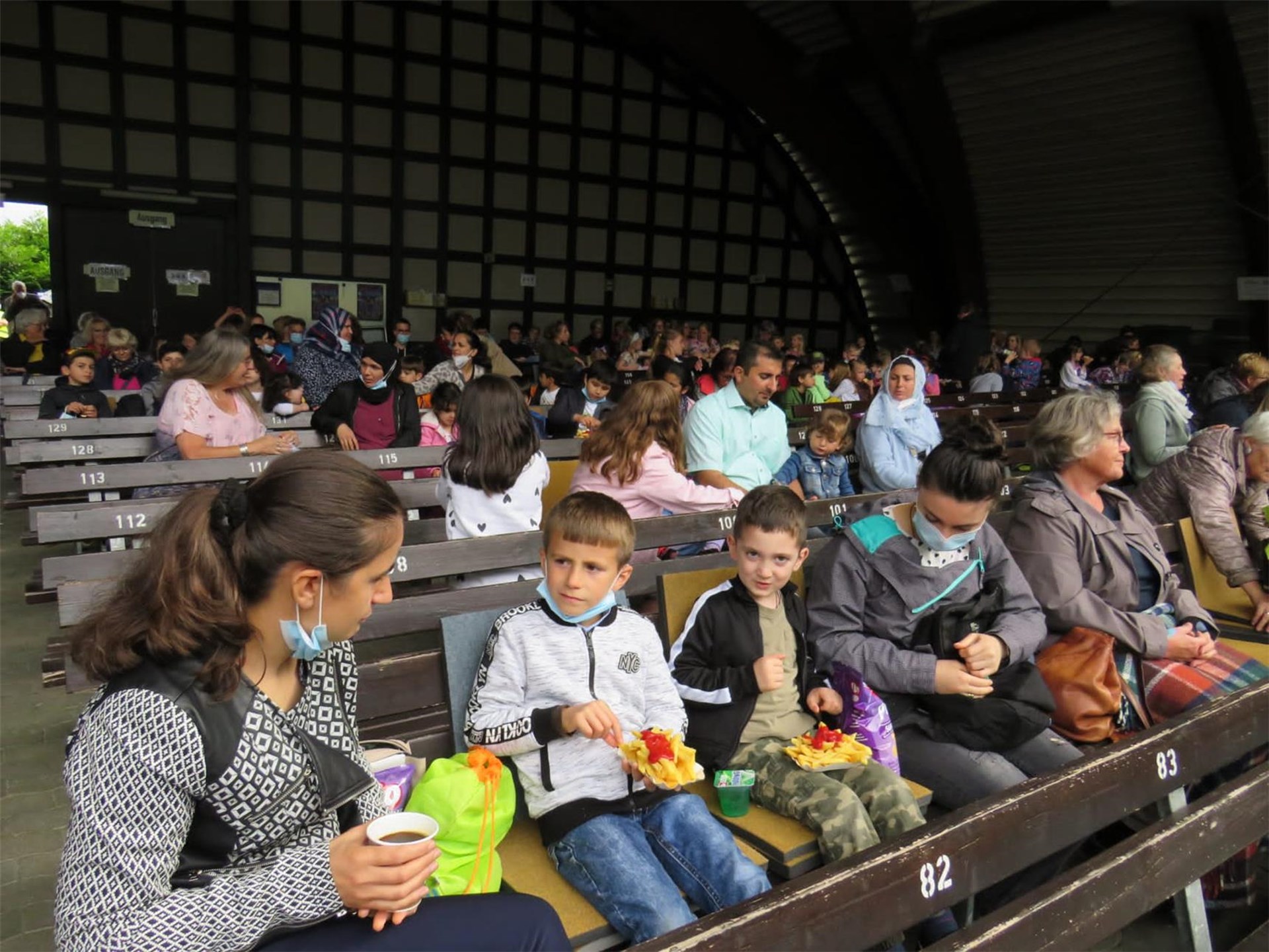 glückliche Kinder beim ausflug