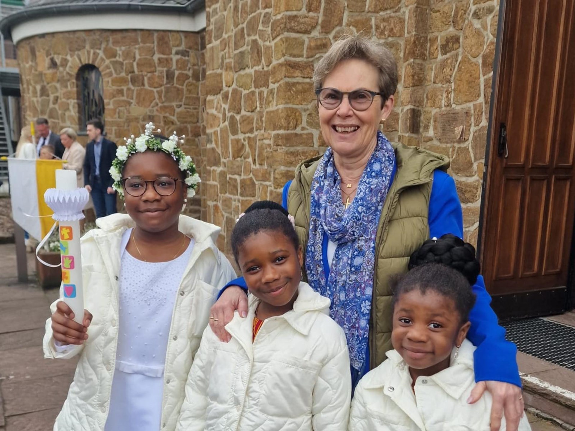 eine Frau mit 3 Kindern