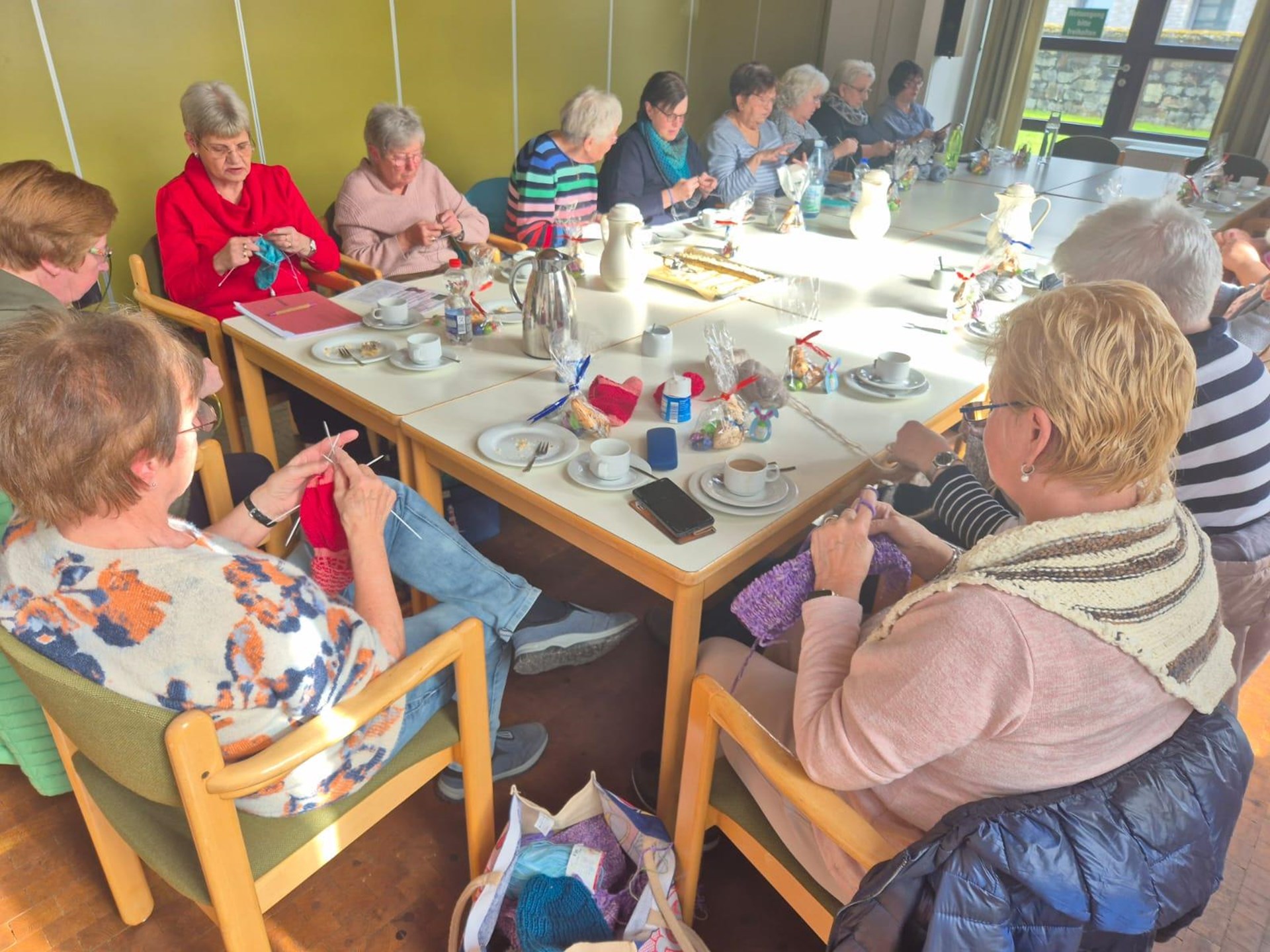 Frauen stricken an einem Tisch
